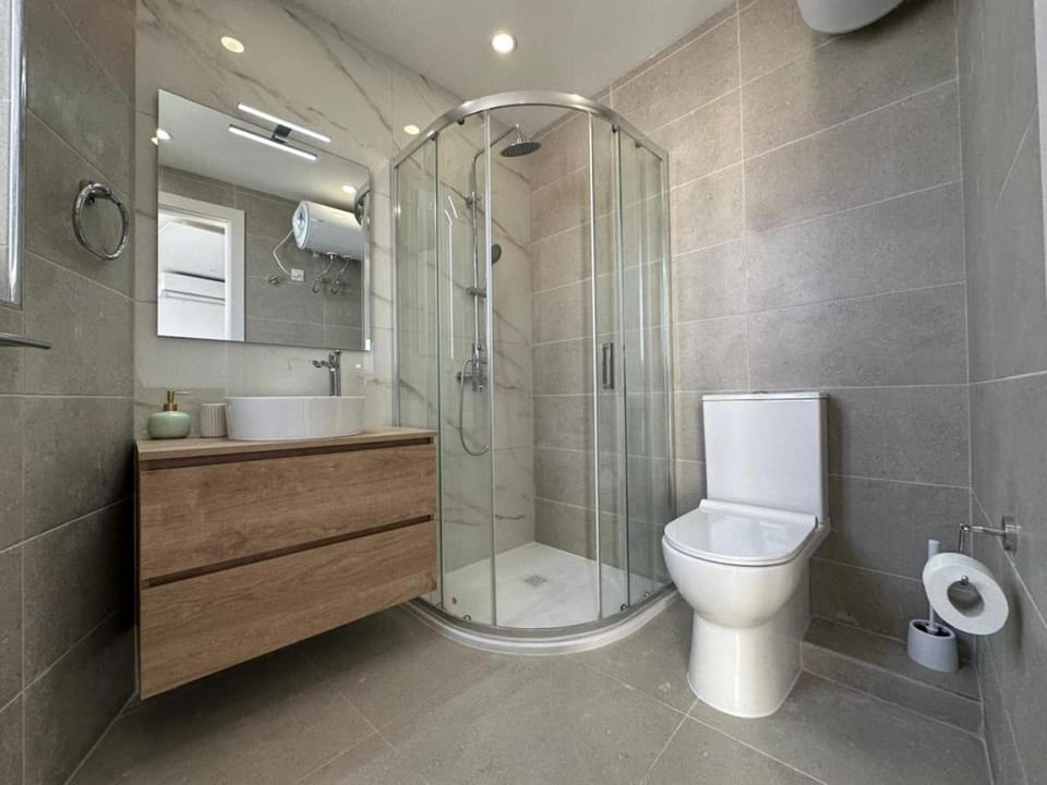 Shower, Toilet, Bathroom, towels