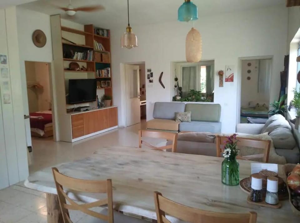 TV and multimedia, Living room, Seating area, Dining area