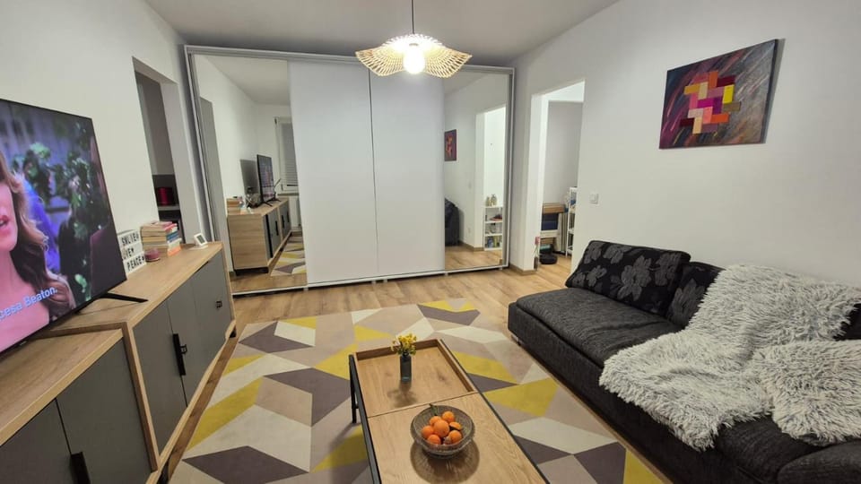 Communal lounge/ TV room, TV and multimedia, Living room, Seating area, Evening entertainment