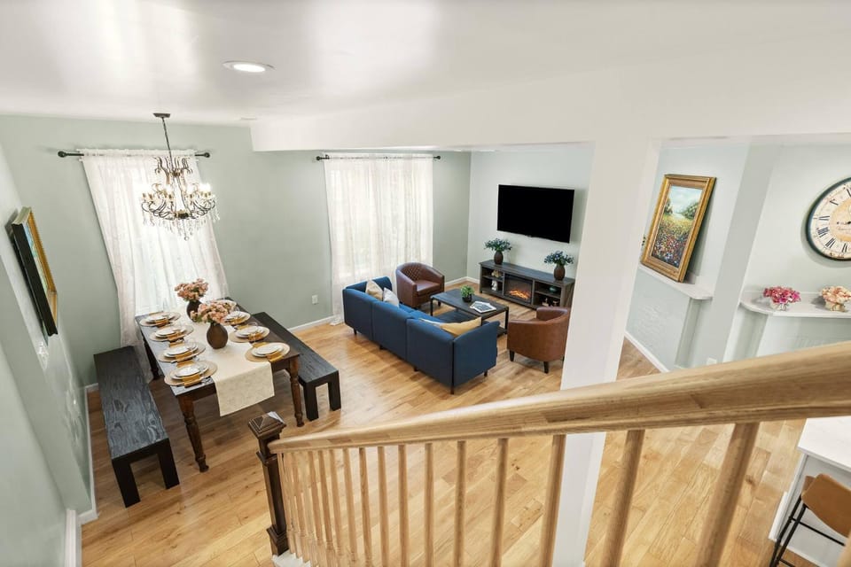 Property building, Living room, Photo of the whole room, group of guests