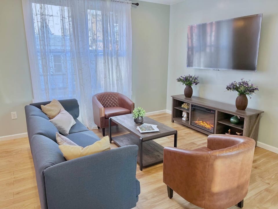 TV and multimedia, Living room, Seating area, fireplace, internet