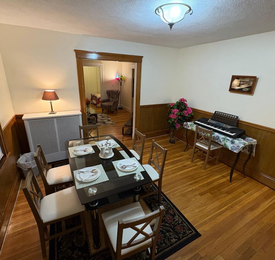Cozy Stay on Historic Mt Auburn 5 Min to Harvard Apartment in Watertown