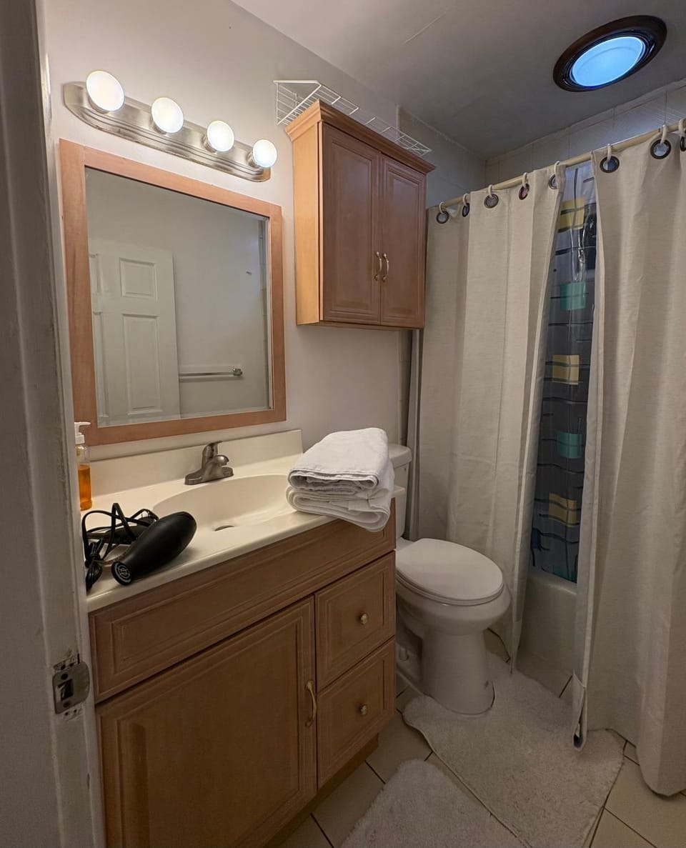 Cozy Stay on Historic Mt Auburn 5 Min to Harvard Apartment in Watertown