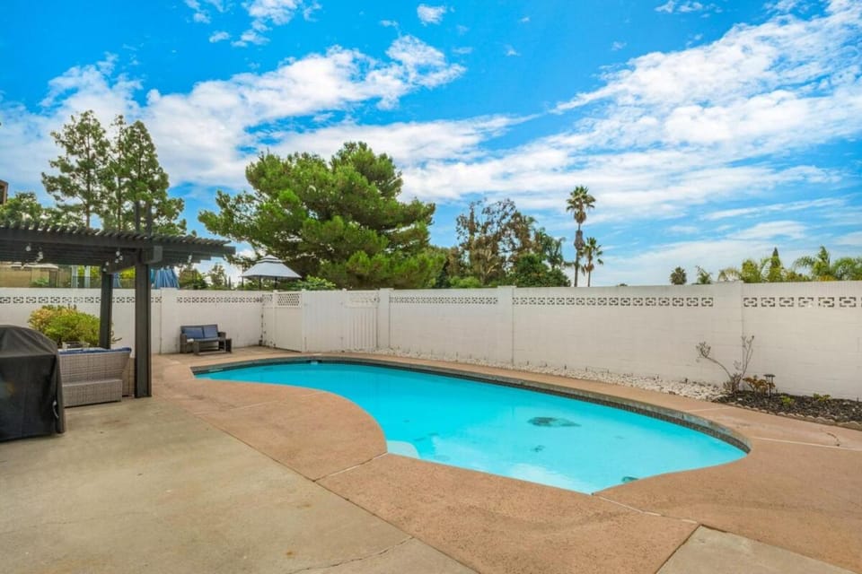 VaCaTiOn Pool FirePit PoolTable CloseToFwy House in Laguna Hills