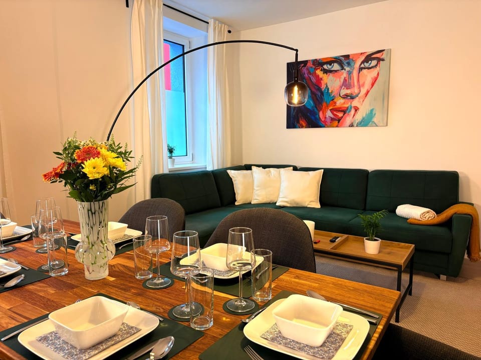 Living room, Food and drinks, Dining area