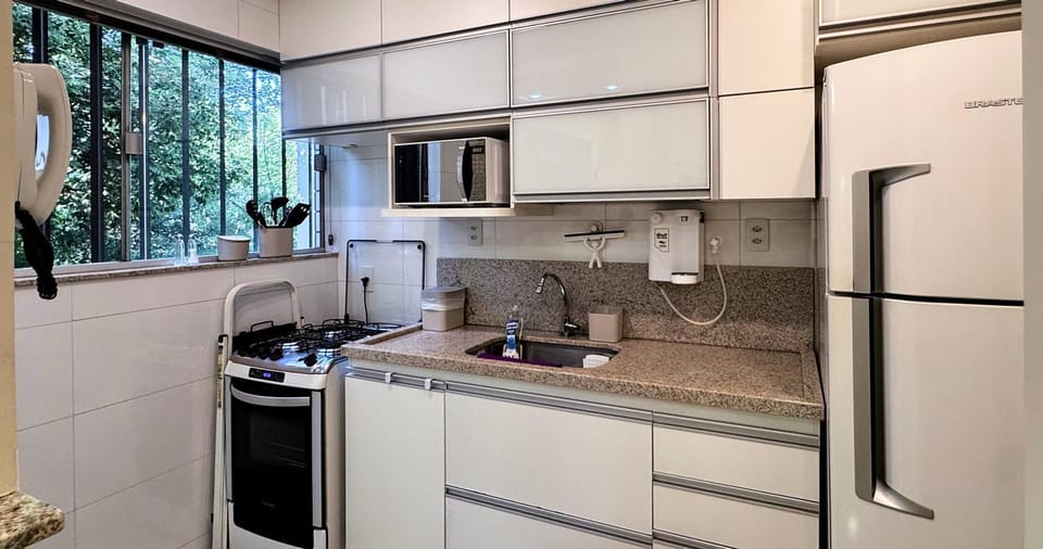 Kitchen or kitchenette, microwave, oven, stove