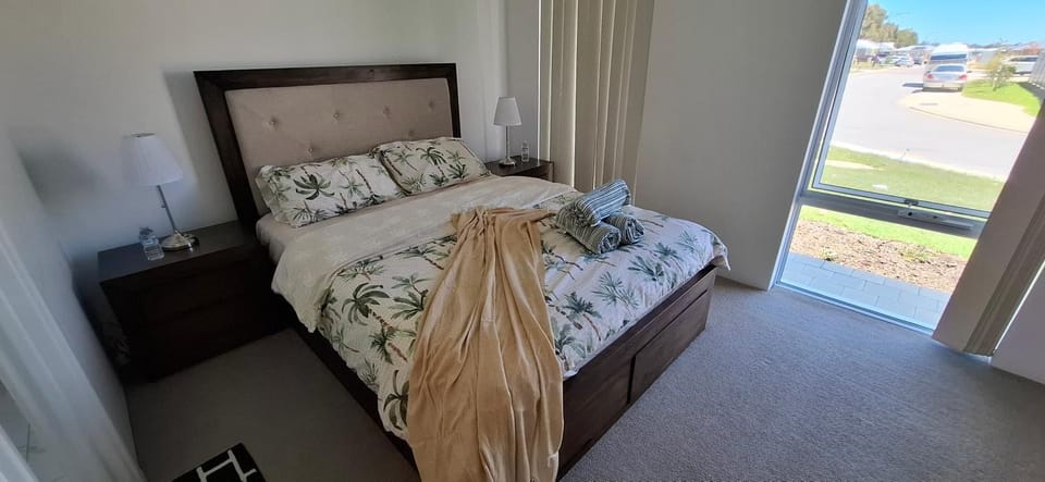Lake side Master Room Vacation rental in Kelmscott
