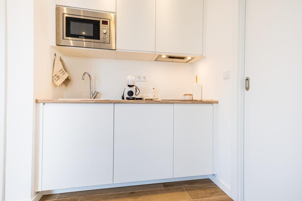 Kitchen or kitchenette, minibar, stove