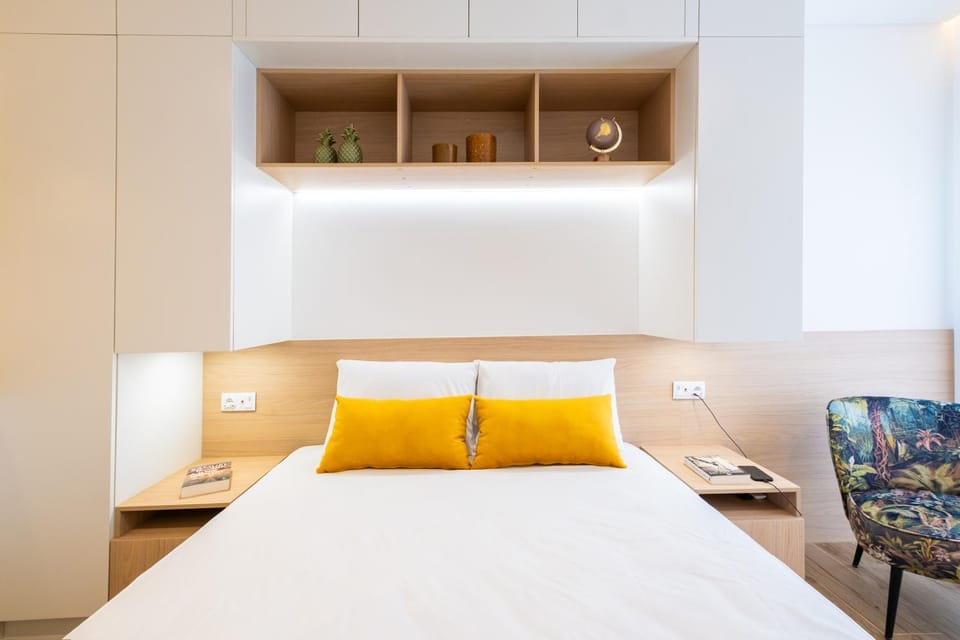 Bed, Decorative detail, Seating area, Dining area, Bedroom, wardrobe