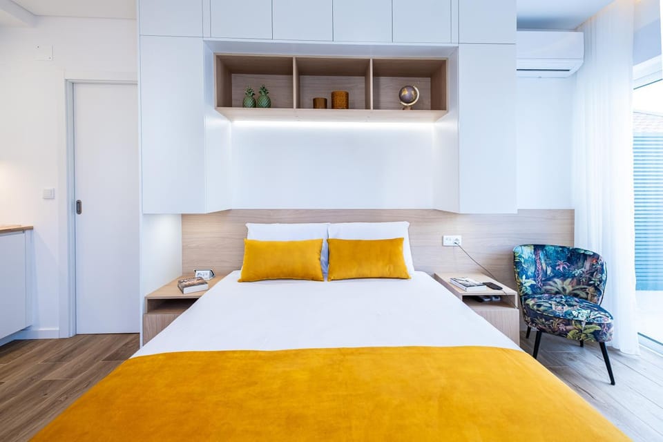Bed, Seating area, Bedroom, air conditioner