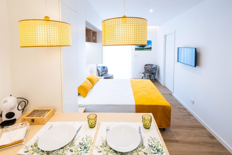 Bed, TV and multimedia, Coffee/tea facilities, Kitchen or kitchenette, Seating area, Dining area, Bedroom, Dinner, heating, internet, microwave, minibar, stove, toaster, wardrobe, air conditioner
