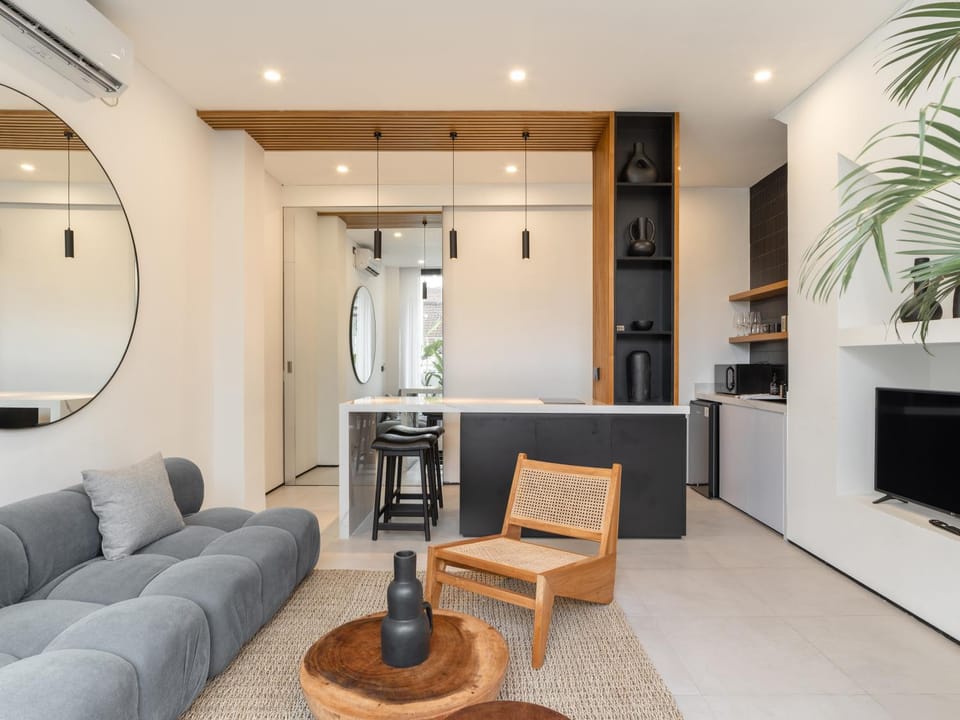 TV and multimedia, Kitchen or kitchenette, Living room, Seating area, air conditioner