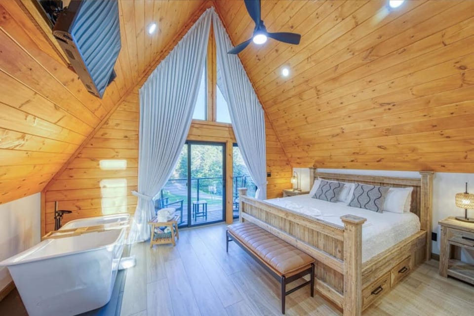Hot Tub, View (from property/room), Balcony/Terrace, Bedroom, Sunrise