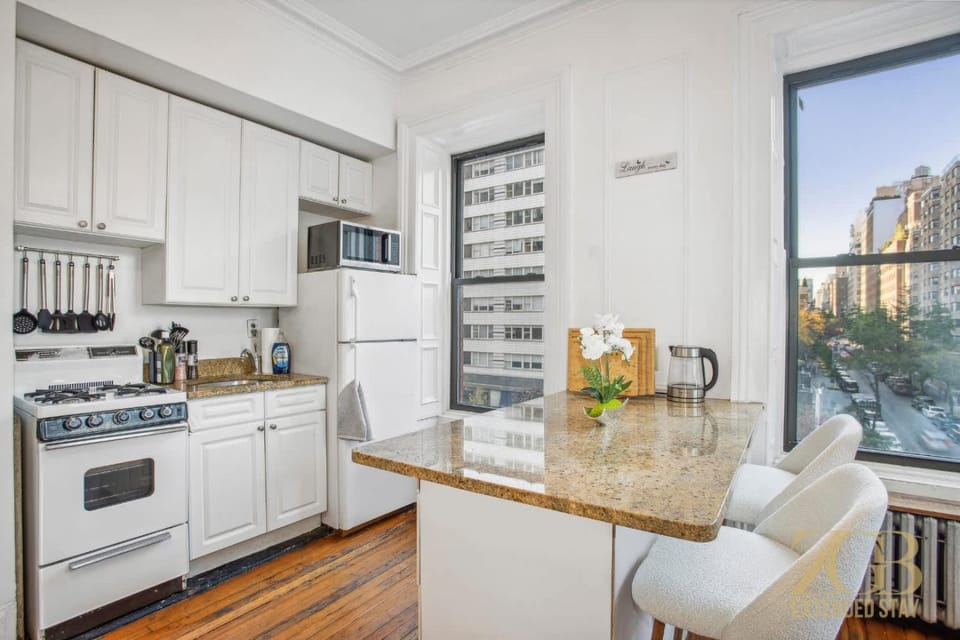 Kitchen or kitchenette, Seating area, oven, stove