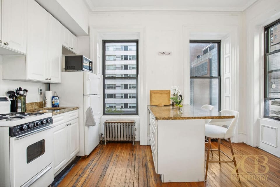 Kitchen or kitchenette, Dining area, oven, stove