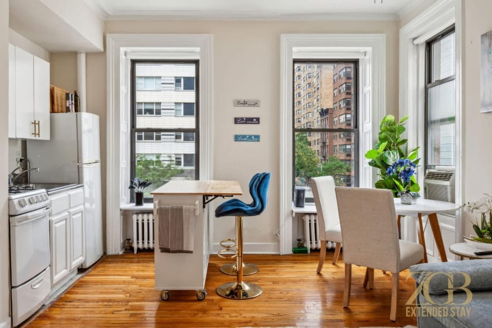 Kitchen or kitchenette, Dining area, oven