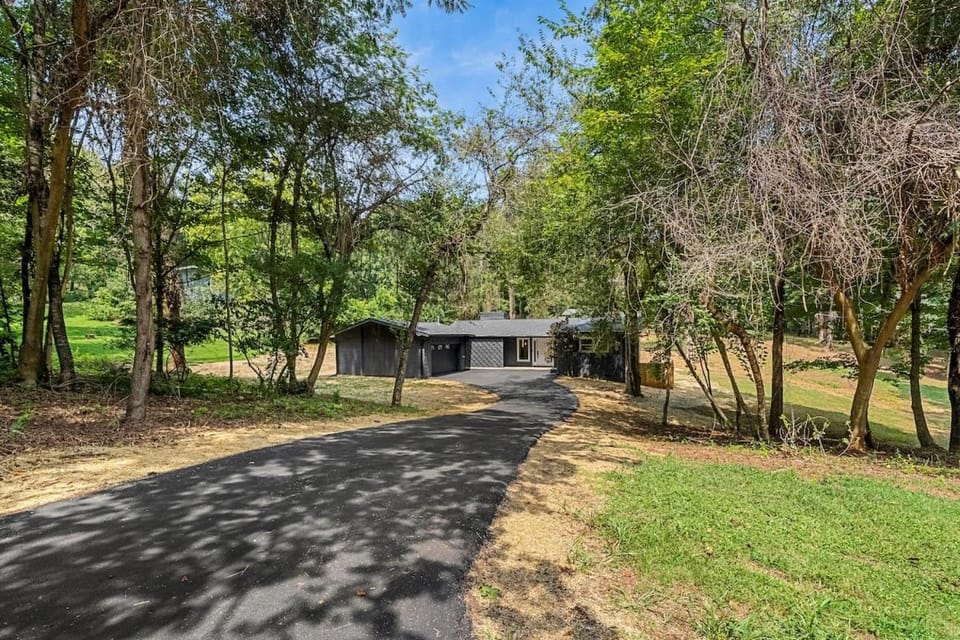 Modern Woodland Escape - Game Room - Grill House in Knoxville