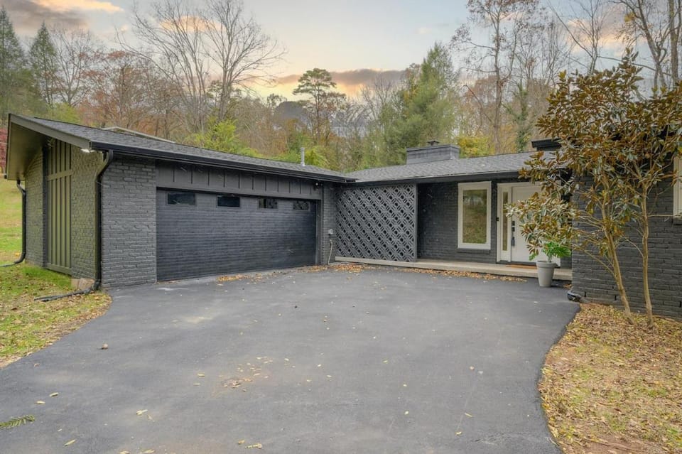 Modern Woodland Escape - Game Room - Grill House in Knoxville