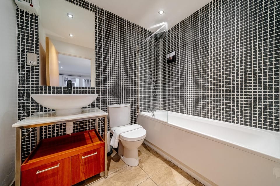 Shower, Toilet, Bathroom, Bath, towels