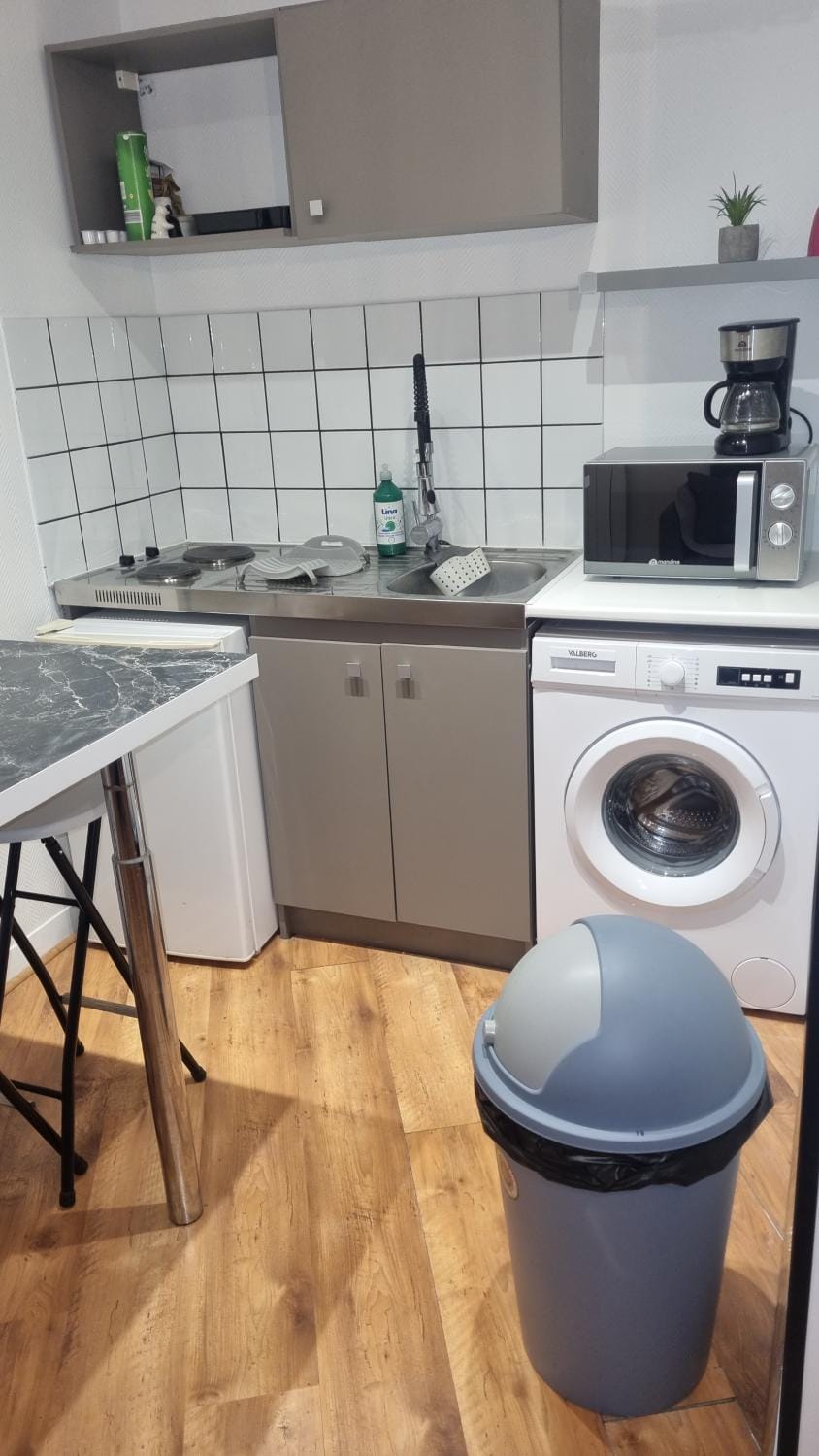 Kitchen or kitchenette, oven, stove, washing machine