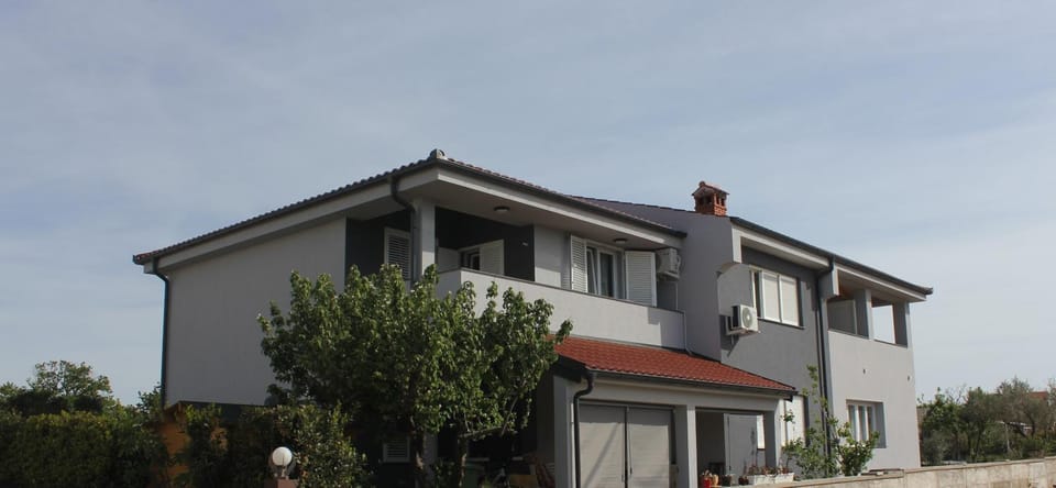 Property building, Facade/entrance, Day