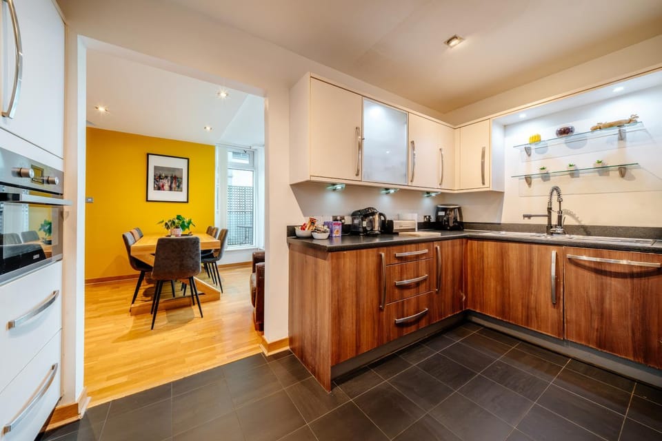 Weston's Penthouse sleep 11, 8 Beds Free Parking Apartment in Edinburgh