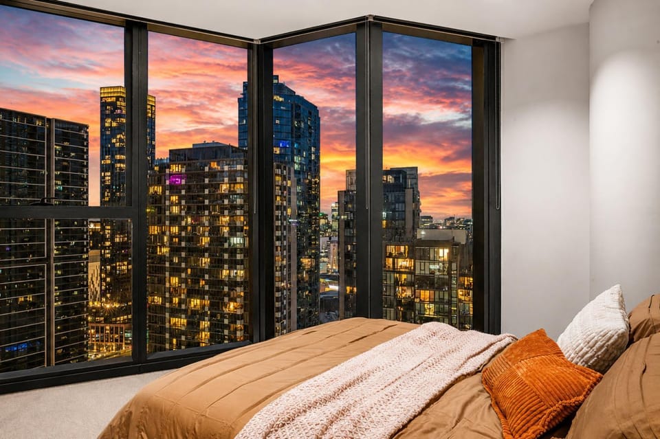 Skyline 2BR Sunset Retreat Balcony Bar & Views Apartment in Southbank