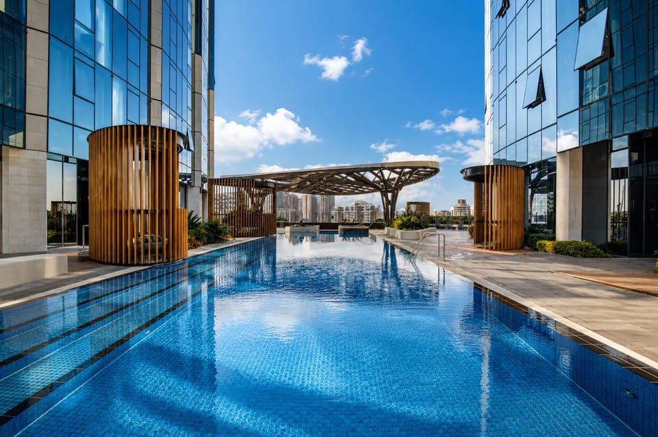 Skyline 2BR Sunset Retreat Balcony Bar & Views Apartment in Southbank