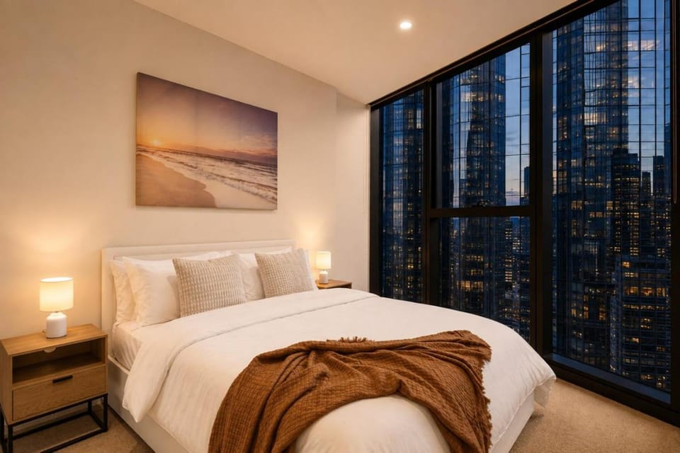Skyline 2BR Sunset Retreat Balcony Bar & Views Apartment in Southbank