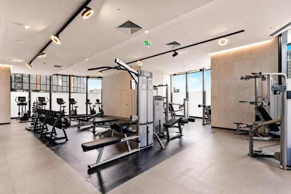 Skyline 2BR Sunset Retreat Balcony Bar & Views Apartment in Southbank