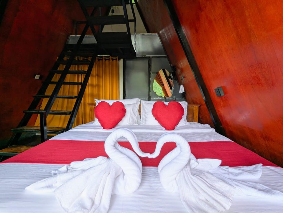 Bed, Bedroom, towels