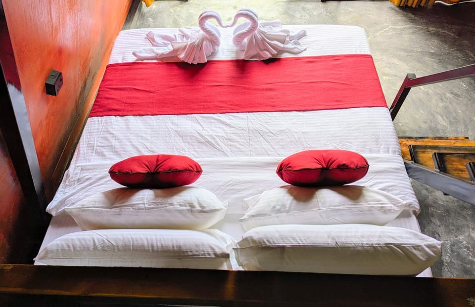 Bed, Bedroom, towels