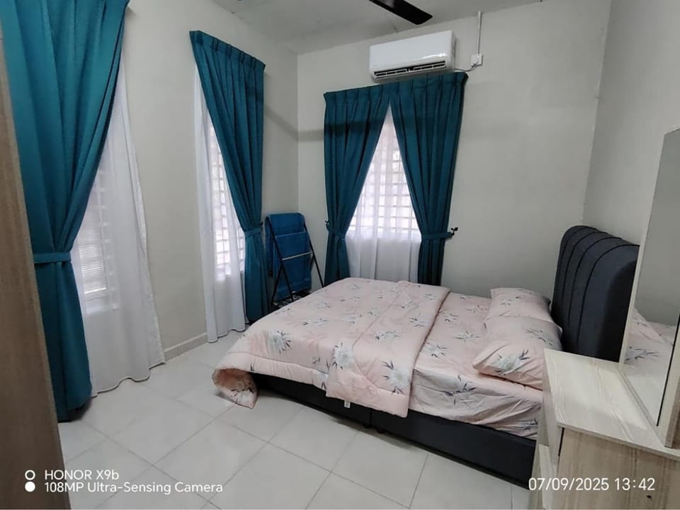 Bed, Bedroom, air conditioner