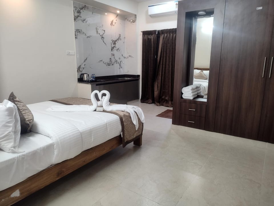 Photo of the whole room, Bedroom, wardrobe