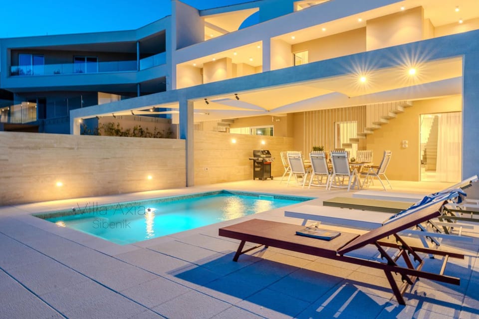 Patio, Balcony/Terrace, Swimming pool, sunbed