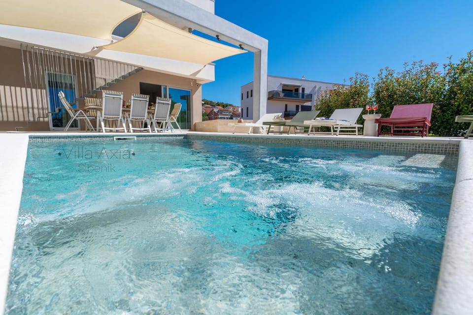 Property building, Hot Tub, Swimming pool, sunbed