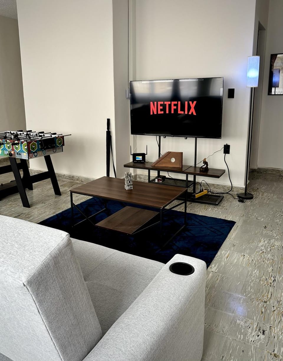 Communal lounge/ TV room, TV and multimedia, Living room, Seating area, Dining area, Evening entertainment