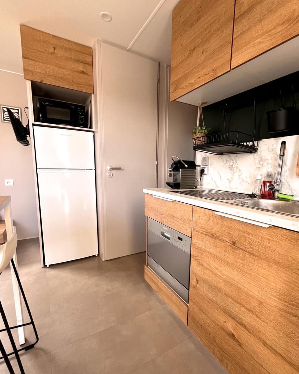 Mobilhome Cosy bord de mer Campground/ 
RV Resort in Marseillan