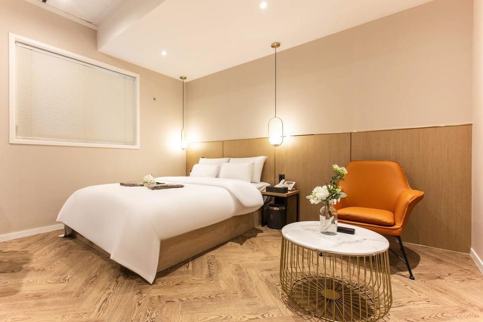 Bed, Photo of the whole room, Seating area