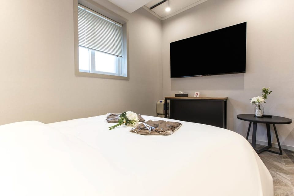 Bed, TV and multimedia, Photo of the whole room, Bedroom