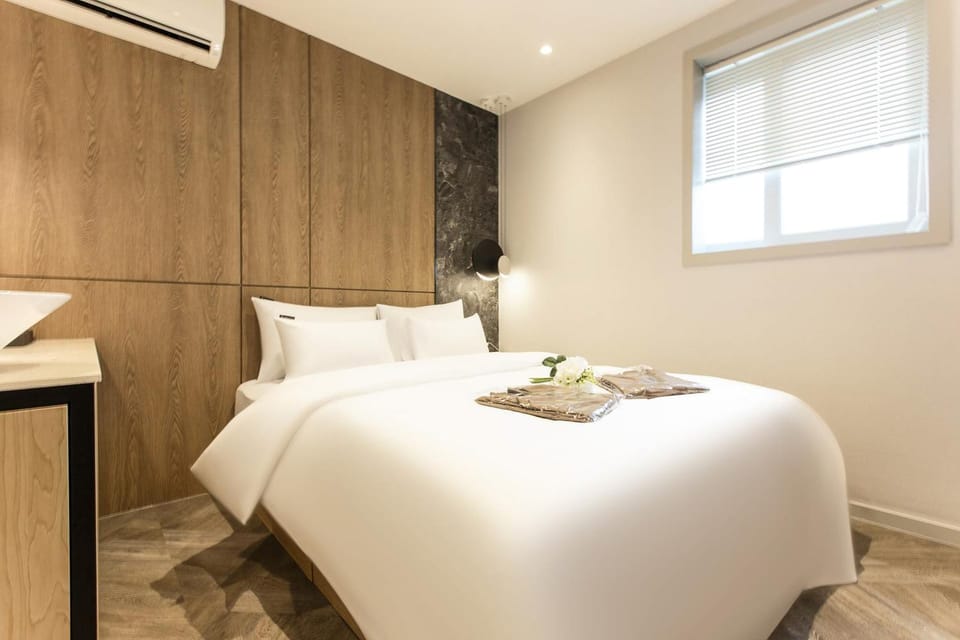 Bed, Photo of the whole room, Bedroom, air conditioner