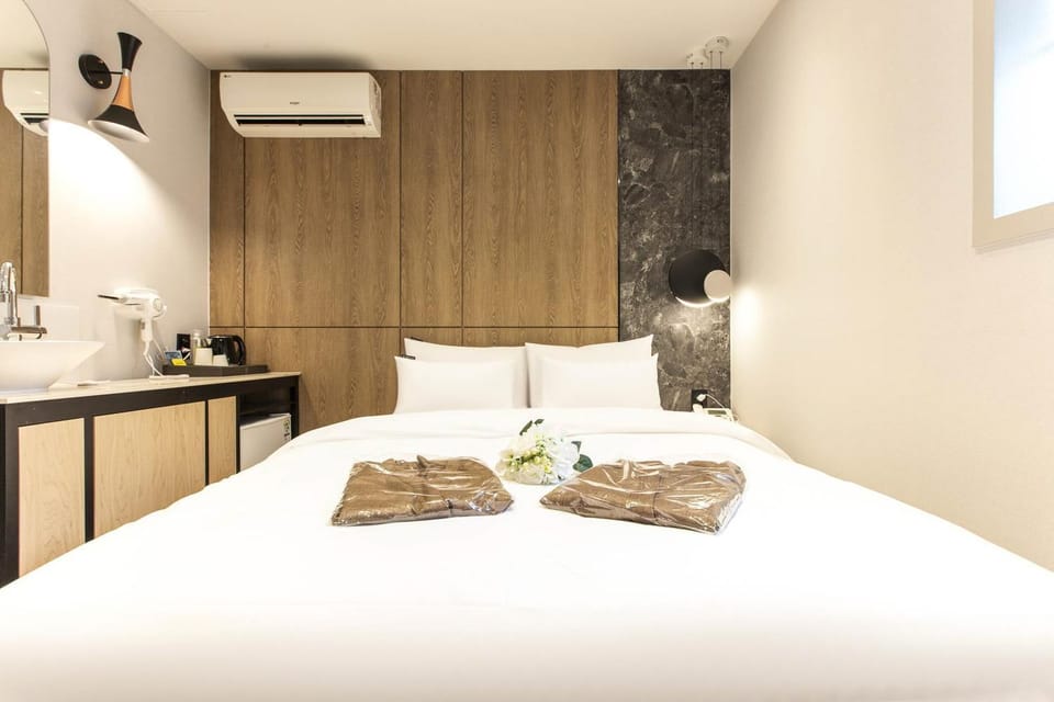 Bed, Photo of the whole room, Bedroom, air conditioner
