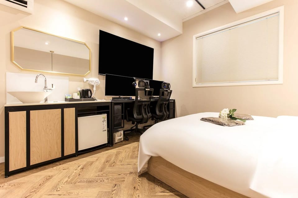 Bed, Photo of the whole room, Bedroom, air conditioner