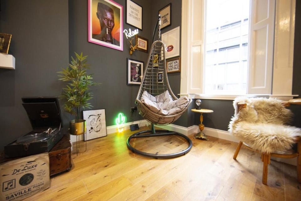 Stylish 2-Bed 2-Bath Flat in Historic Lace Market Apartment in Nottingham
