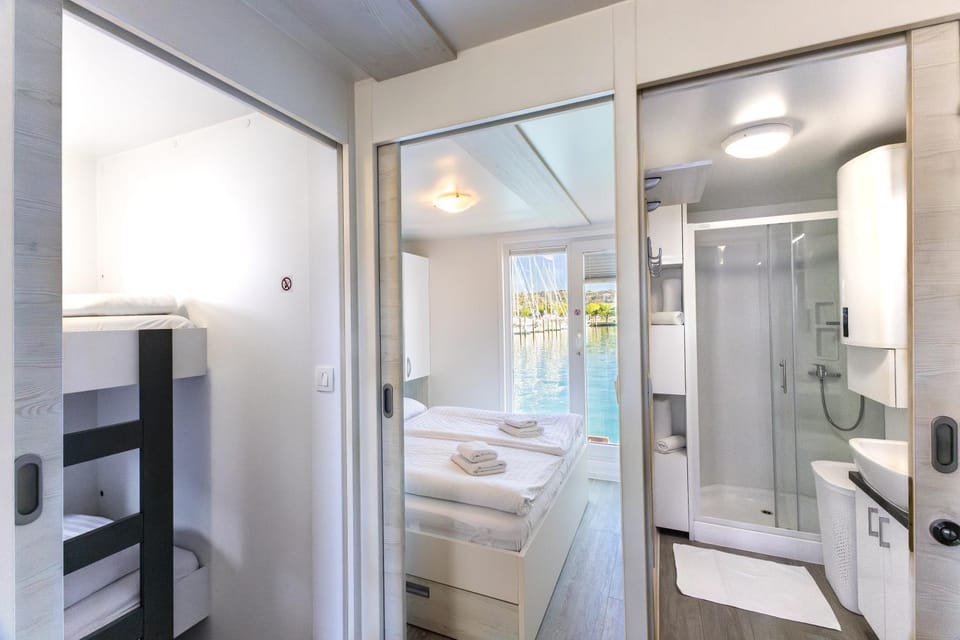 Shower, Toilet, Bathroom, Bedroom
