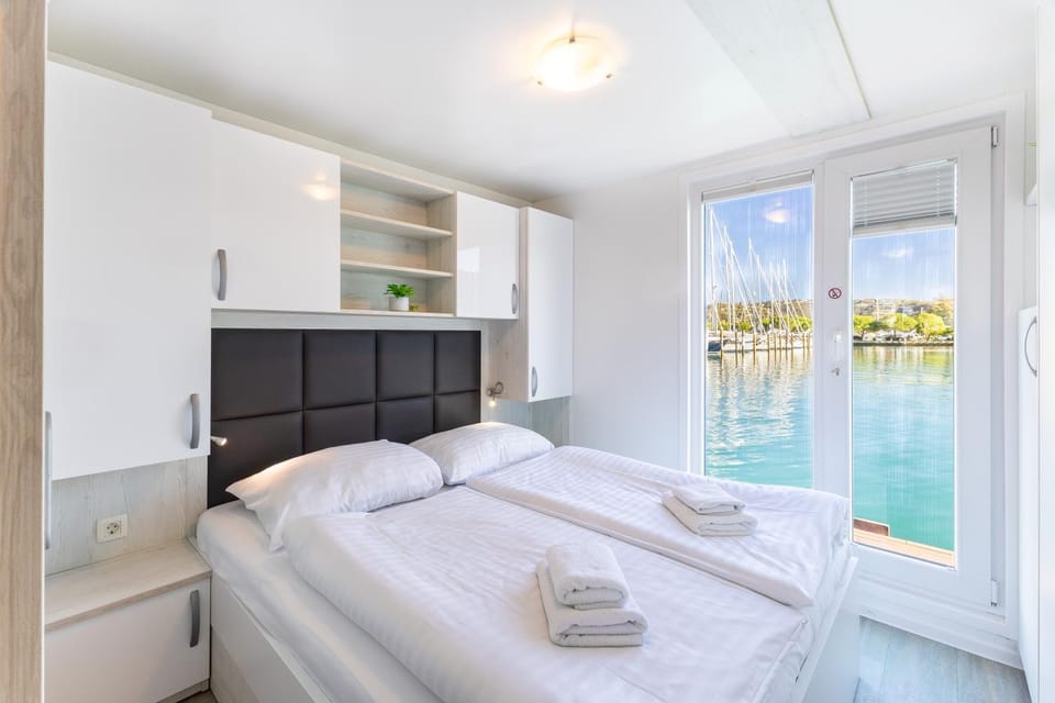 Bed, Bedroom, Sea view, towels