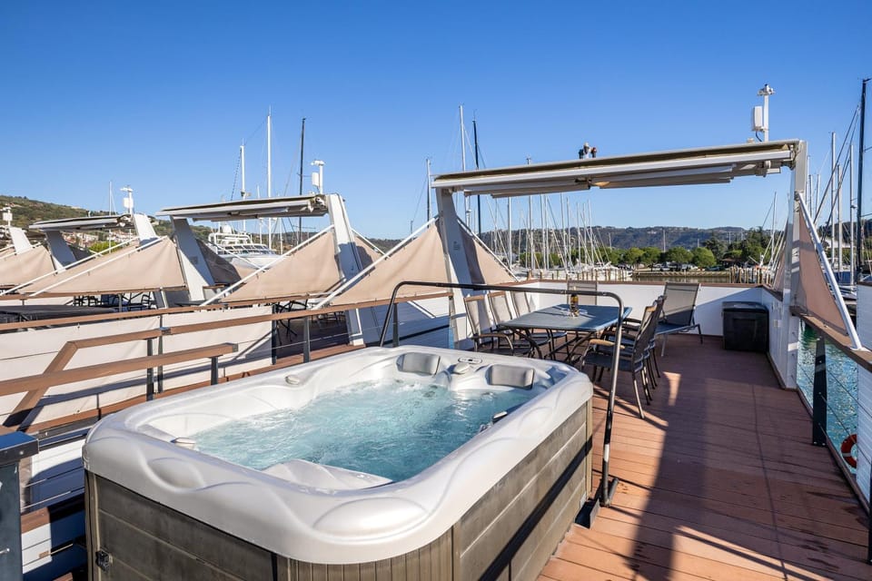 Hot Tub, Hot Tub, Balcony/Terrace, Pool view, Sea view, Swimming pool