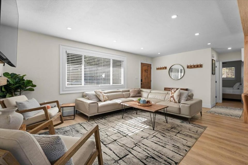 Luxury Hyatt Oasis 3 Bedrms 1 Bath SFH for Fun Ski home House in South Lake Tahoe