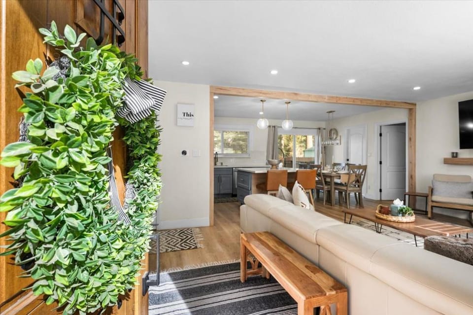Luxury Hyatt Oasis 3 Bedrms 1 Bath SFH for Fun Ski home House in South Lake Tahoe