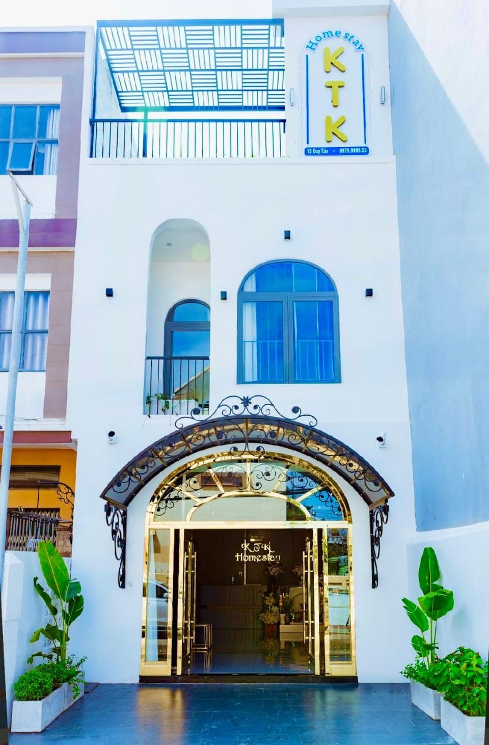 Property building, Facade/entrance, Day